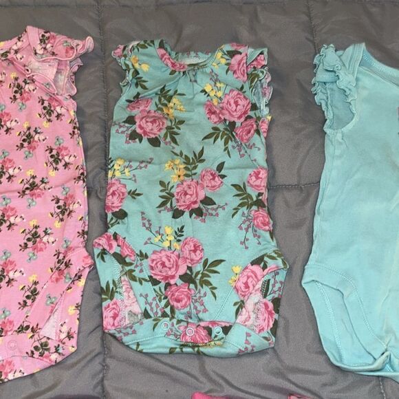 6-9m Children’s place 5 piece flower set - Picture 3 of 6